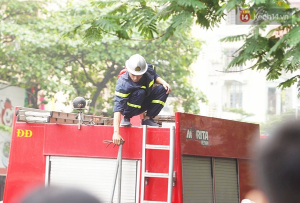 Hiện trường kinh hoàng vụ cháy nhà khiến 4 người tử vong trên phố Hà Nội: Khói vẫn âm ỉ bốc lên trên tầng tum-11