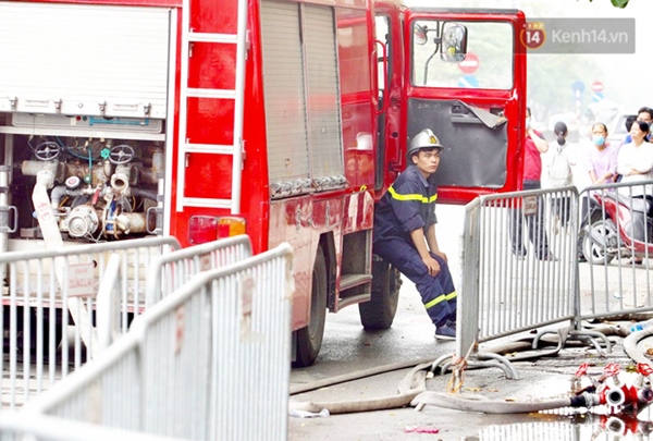 Hiện trường kinh hoàng vụ cháy nhà khiến 4 người tử vong trên phố Hà Nội: Khói vẫn âm ỉ bốc lên trên tầng tum-12