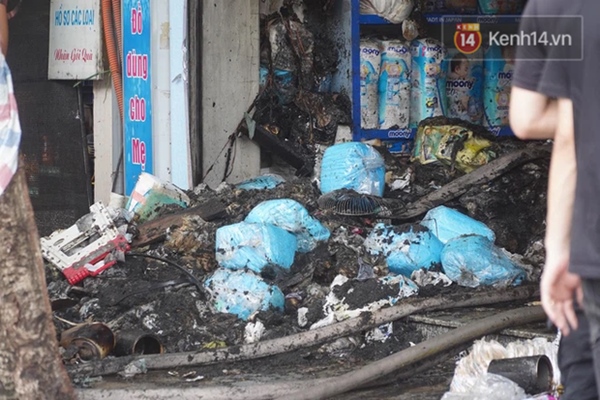 Hiện trường kinh hoàng vụ cháy nhà khiến 4 người tử vong trên phố Hà Nội: Khói vẫn âm ỉ bốc lên trên tầng tum-13