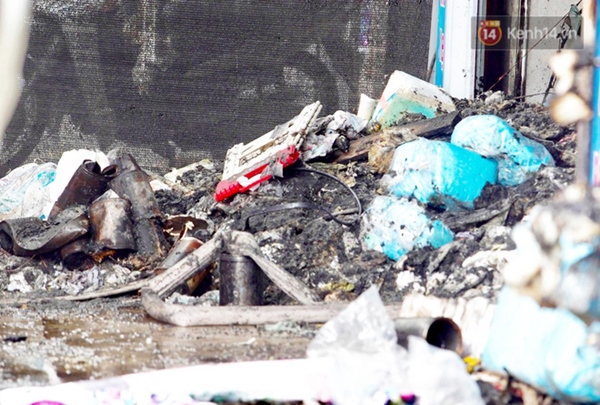 Hiện trường kinh hoàng vụ cháy nhà khiến 4 người tử vong trên phố Hà Nội: Khói vẫn âm ỉ bốc lên trên tầng tum-14