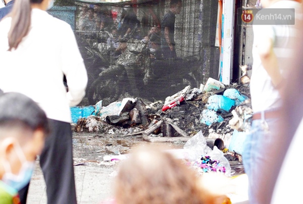 Hiện trường kinh hoàng vụ cháy nhà khiến 4 người tử vong trên phố Hà Nội: Khói vẫn âm ỉ bốc lên trên tầng tum-16