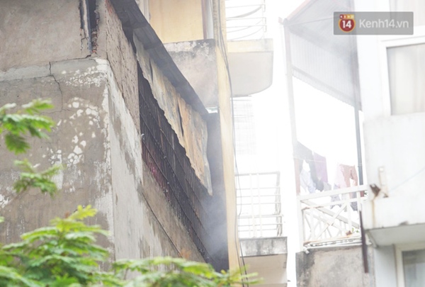 Hiện trường kinh hoàng vụ cháy nhà khiến 4 người tử vong trên phố Hà Nội: Khói vẫn âm ỉ bốc lên trên tầng tum-17