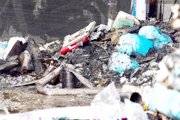 Thi thể nạn nhân đầu tiên trong vụ cháy nhà trên phố Tôn Đức Thắng được đưa ra ngoài-16