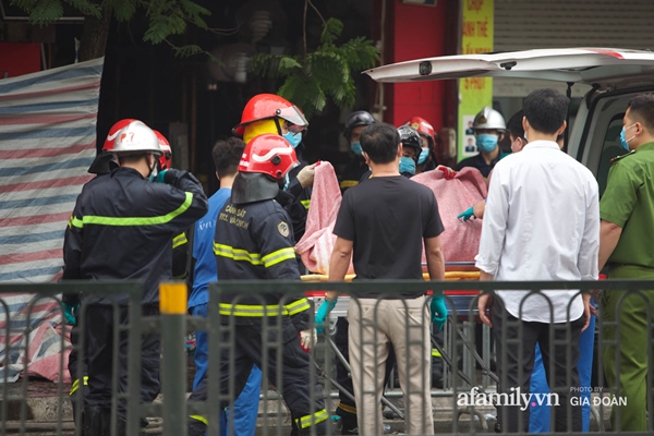 Thi thể nạn nhân đầu tiên trong vụ cháy nhà trên phố Tôn Đức Thắng được đưa ra ngoài-2