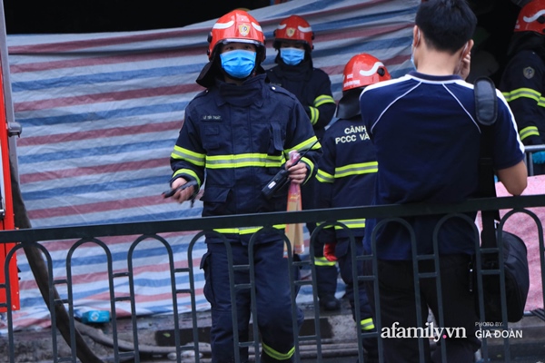 Thi thể nạn nhân đầu tiên trong vụ cháy nhà trên phố Tôn Đức Thắng được đưa ra ngoài-3