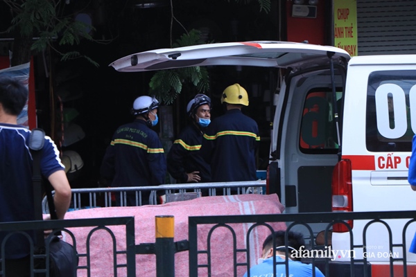 Thi thể nạn nhân đầu tiên trong vụ cháy nhà trên phố Tôn Đức Thắng được đưa ra ngoài-4
