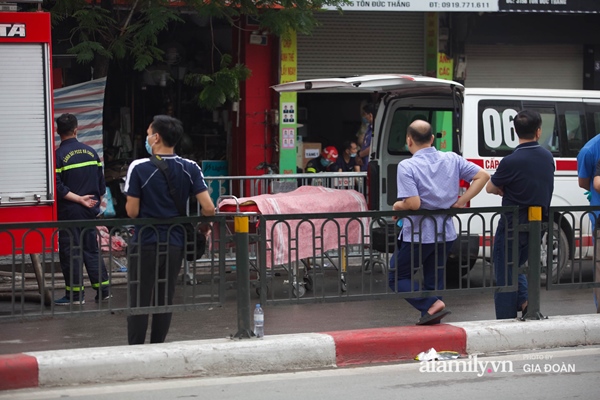Thi thể nạn nhân đầu tiên trong vụ cháy nhà trên phố Tôn Đức Thắng được đưa ra ngoài-5