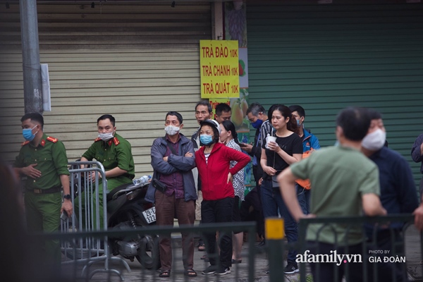 Thi thể nạn nhân đầu tiên trong vụ cháy nhà trên phố Tôn Đức Thắng được đưa ra ngoài-6