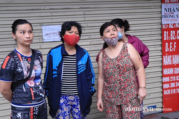 Thi thể nạn nhân đầu tiên trong vụ cháy nhà trên phố Tôn Đức Thắng được đưa ra ngoài-7