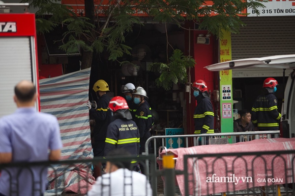 Thi thể nạn nhân đầu tiên trong vụ cháy nhà trên phố Tôn Đức Thắng được đưa ra ngoài-8