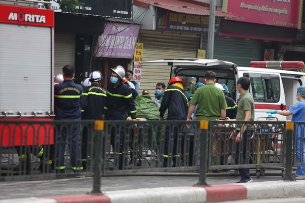 Thi thể nạn nhân đầu tiên trong vụ cháy nhà trên phố Tôn Đức Thắng được đưa ra ngoài-9