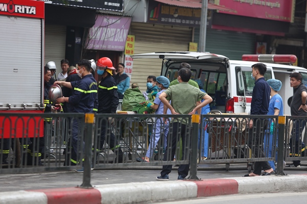 Thi thể nạn nhân đầu tiên trong vụ cháy nhà trên phố Tôn Đức Thắng được đưa ra ngoài-10