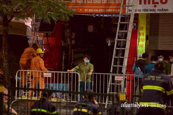 Thi thể nạn nhân đầu tiên trong vụ cháy nhà trên phố Tôn Đức Thắng được đưa ra ngoài-11