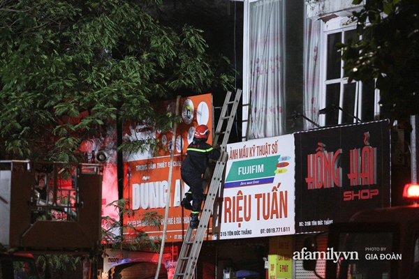 Thi thể nạn nhân đầu tiên trong vụ cháy nhà trên phố Tôn Đức Thắng được đưa ra ngoài-12