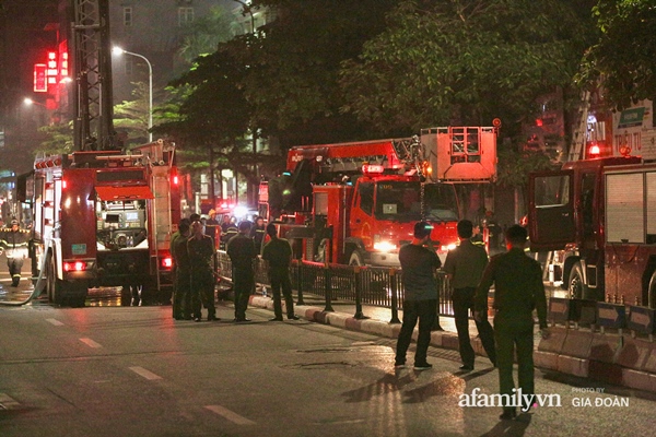 Thi thể nạn nhân đầu tiên trong vụ cháy nhà trên phố Tôn Đức Thắng được đưa ra ngoài-13