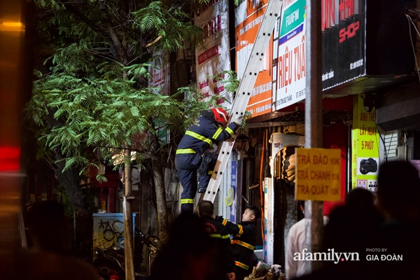 Thi thể nạn nhân đầu tiên trong vụ cháy nhà trên phố Tôn Đức Thắng được đưa ra ngoài-14