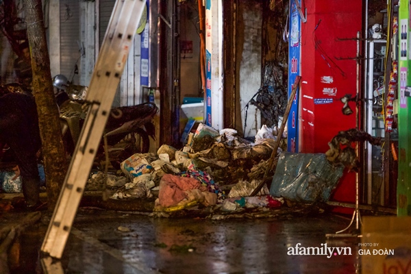 Thi thể nạn nhân đầu tiên trong vụ cháy nhà trên phố Tôn Đức Thắng được đưa ra ngoài-15