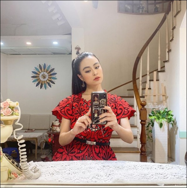 Căn hộ cao cấp, xịn xò của Hoàng Thùy Linh tràn ngập hoa tươi đắt tiền không thua gì ở tiệm-5