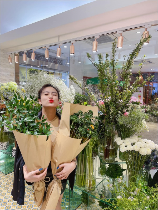 Căn hộ cao cấp, xịn xò của Hoàng Thùy Linh tràn ngập hoa tươi đắt tiền không thua gì ở tiệm-2