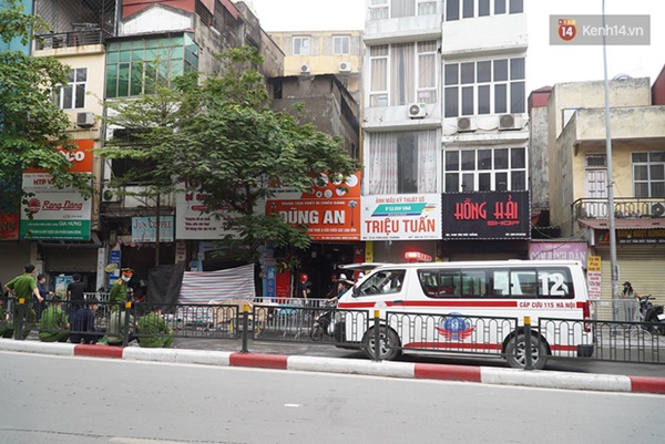Người thân đau đớn, suy sụp ngồi bên ngoài căn nhà bốc cháy khiến 4 người tử vong trên phố Tôn Đức Thắng-1