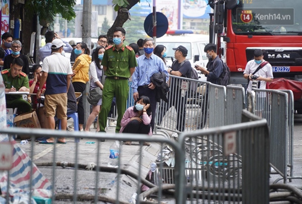 Người thân đau đớn, suy sụp ngồi bên ngoài căn nhà bốc cháy khiến 4 người tử vong trên phố Tôn Đức Thắng-2