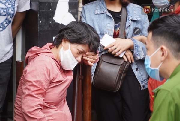 Người thân đau đớn, suy sụp ngồi bên ngoài căn nhà bốc cháy khiến 4 người tử vong trên phố Tôn Đức Thắng-3