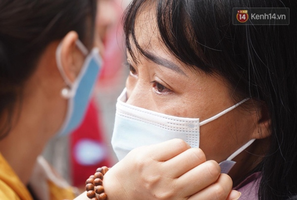 Người thân đau đớn, suy sụp ngồi bên ngoài căn nhà bốc cháy khiến 4 người tử vong trên phố Tôn Đức Thắng-4