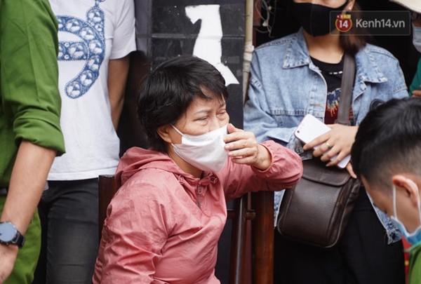 Người thân đau đớn, suy sụp ngồi bên ngoài căn nhà bốc cháy khiến 4 người tử vong trên phố Tôn Đức Thắng-5