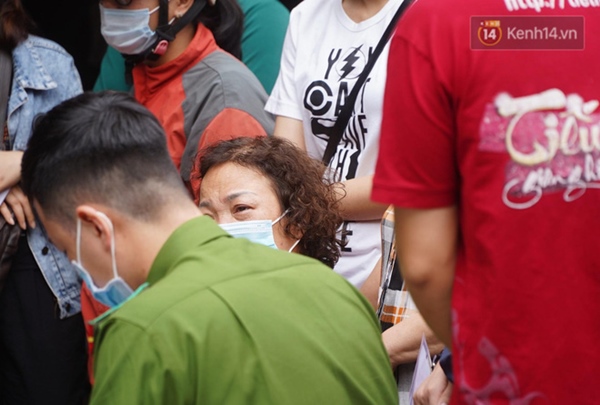 Người thân đau đớn, suy sụp ngồi bên ngoài căn nhà bốc cháy khiến 4 người tử vong trên phố Tôn Đức Thắng-6