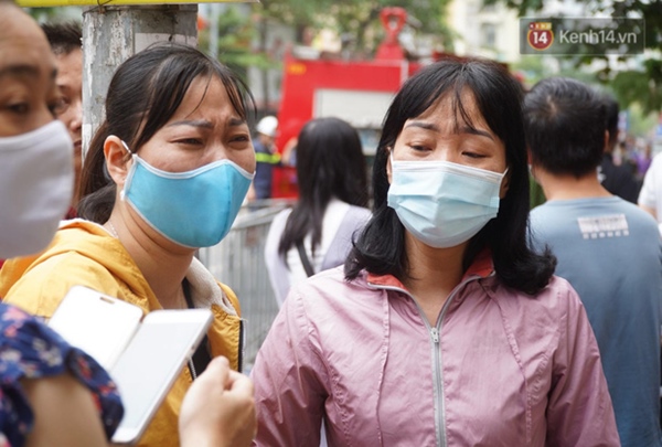 Người thân đau đớn, suy sụp ngồi bên ngoài căn nhà bốc cháy khiến 4 người tử vong trên phố Tôn Đức Thắng-7
