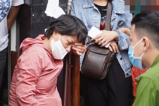 Người thân đau đớn, suy sụp ngồi bên ngoài căn nhà bốc cháy khiến 4 người tử vong trên phố Tôn Đức Thắng