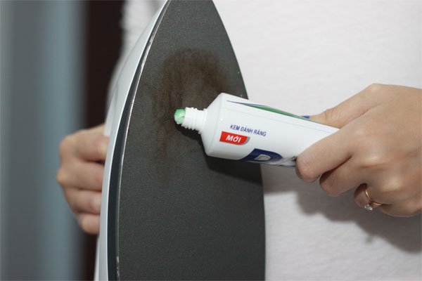Hô biến vết cháy trên bàn là chỉ với một mẹo vặt đơn giản-1