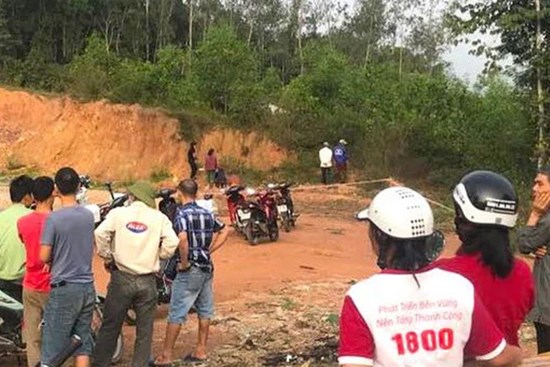 Người chăn bò phát hiện thi thể nam giới phân hủy trong đồi cây, cạnh ba lô chứa giấy tờ tùy thân