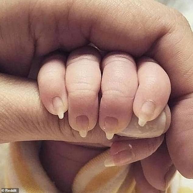 Khoe tài khéo léo cùng bộ móng tay sang chảnh của con, bà mẹ bị dân tình ném đá dữ dội-2