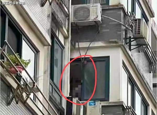 Chồng siết cổ vợ và con gái 21 tuổi, để lại thư tuyệt mệnh rồi treo cổ tự tử trên dàn nóng điều hòa, hàng xóm tiết lộ nội tình cay đắng-1