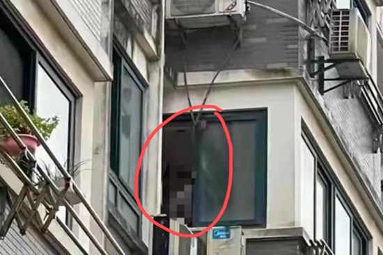 Chồng siết cổ vợ và con gái 21 tuổi, để lại thư tuyệt mệnh rồi treo cổ tự tử trên dàn nóng điều hòa, hàng xóm tiết lộ nội tình cay đắng