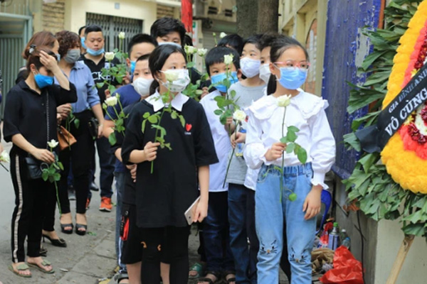 Nhói lòng những ánh mắt ngây thơ cùng nhành hoa trắng tiễn đưa nạn nhân nhỏ tuổi nhất trong vụ cháy nhà kinh hoàng trên phố Tôn Đức Thắng-3