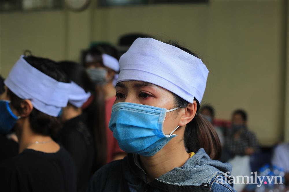 Nhói lòng những ánh mắt ngây thơ cùng nhành hoa trắng tiễn đưa nạn nhân nhỏ tuổi nhất trong vụ cháy nhà kinh hoàng trên phố Tôn Đức Thắng-10