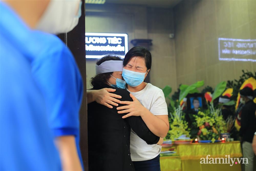 Nhói lòng những ánh mắt ngây thơ cùng nhành hoa trắng tiễn đưa nạn nhân nhỏ tuổi nhất trong vụ cháy nhà kinh hoàng trên phố Tôn Đức Thắng-8