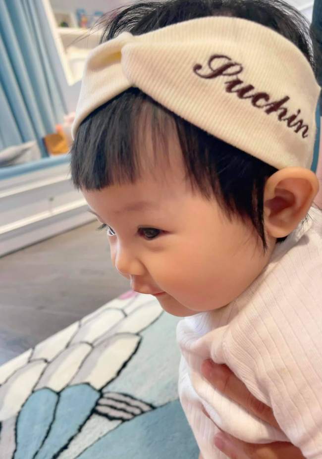 Đàm Thu Trang khoe cặp má bánh bao cực yêu của con gái, một chi tiết đã tiết lộ cuộc sống đáng mơ ước của tiểu thư nhà đại gia phố núi-1