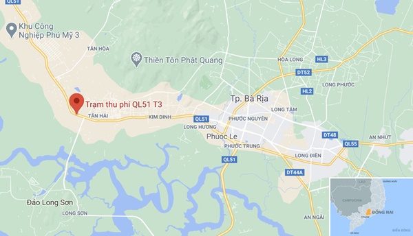 Cuộn thép rơi xuống đường, ôtô lao lên dải phân cách-2