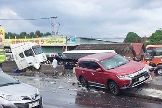 Cuộn thép rơi xuống đường, ôtô lao lên dải phân cách