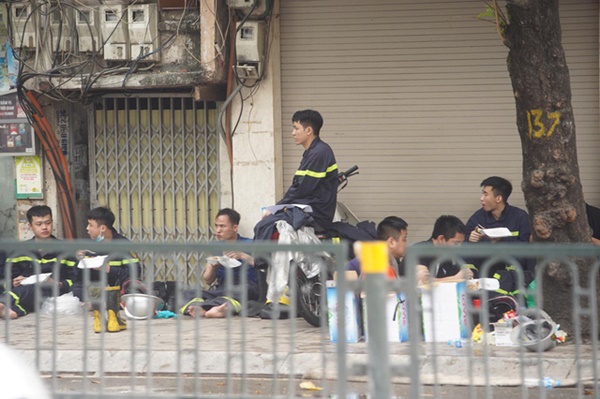 Lực lượng chữa cháy xót xa kể lại vụ hỏa hoạn thương tâm: Hai mẹ con chị Hồng nằm ôm nhau, bị các bịch bỉm đè lên nên rất lâu chúng tôi mới tìm ra-2