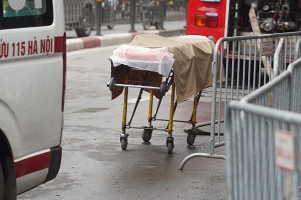 Lực lượng chữa cháy xót xa kể lại vụ hỏa hoạn thương tâm: Hai mẹ con chị Hồng nằm ôm nhau, bị các bịch bỉm đè lên nên rất lâu chúng tôi mới tìm ra-3