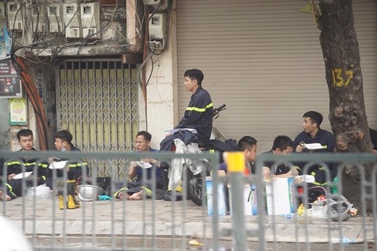 Lực lượng chữa cháy xót xa kể lại vụ hỏa hoạn thương tâm: Hai mẹ con chị Hồng nằm ôm nhau, bị các bịch bỉm đè lên nên rất lâu chúng tôi mới tìm ra