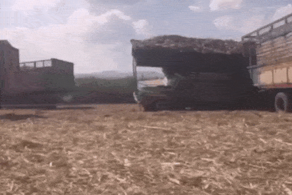 Xe tải chở mía bị lật nghiêng khi chạy trên đường đất