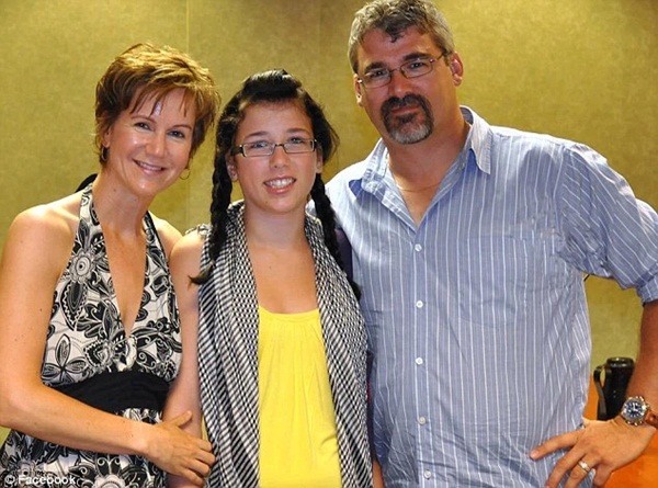 Nữ sinh bị bạn học cưỡng bức tập thể, tuyệt vọng chờ được giúp đỡ để rồi 17 tháng sau mẹ nạn nhân phát hiện cảnh ám ảnh trong phòng tắm-5