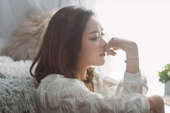 Khuyên chị dâu đừng ly hôn, chị ấy bật khóc đưa ra một thứ khiến cả nhà tôi bối rối