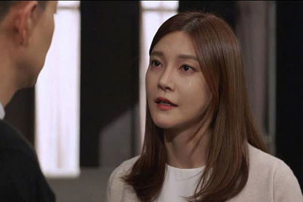 Đang lúi húi trong bếp, bất ngờ bàn tay lạ ôm eo tôi, chưa định hình được ai thì chồng tôi vỗ tay và nói một câu nhói lòng-2