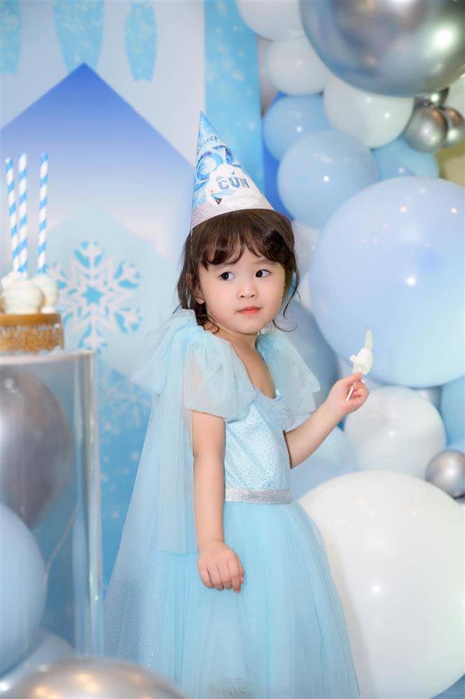 Tú Vi - Văn Anh khoe ảnh con gái tròn 3 tuổi xinh như thiên thần, tiết lộ sẽ cho con học một thứ đặc biệt khi vào lớp 1-3